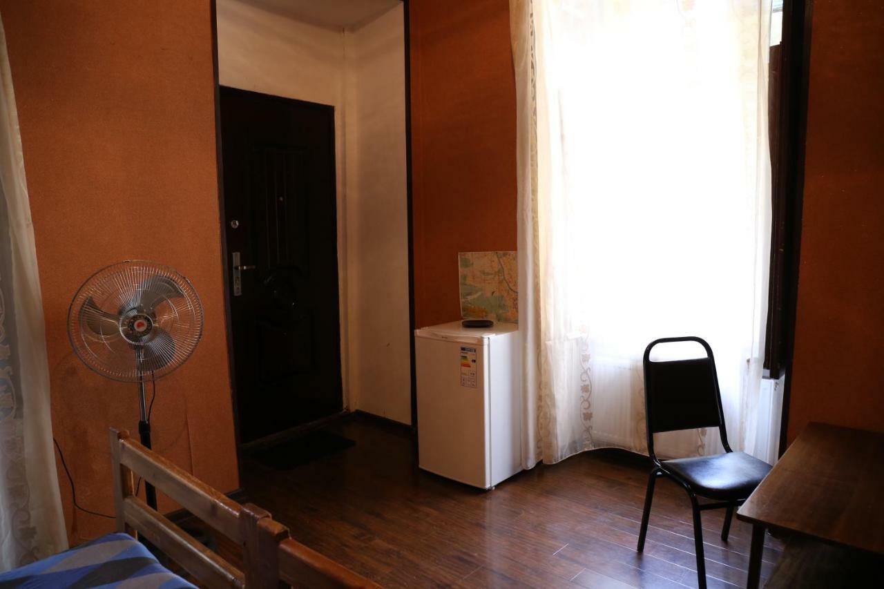 Private Rooms In The City Center - Chonqadze 9 第比利斯 外观 照片